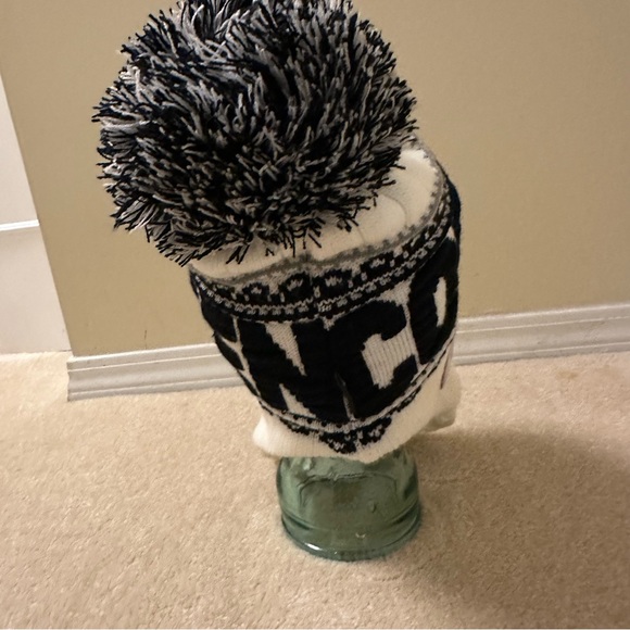 ⭐️ Robin Ruth Touque - Picture 7 of 8